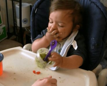 Parents’ Guide to Letting Baby Play with Food