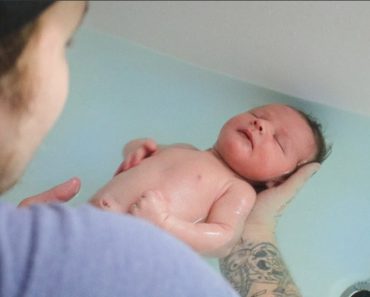 Newborn Baby's First Bath! | First Week Of Parenting.