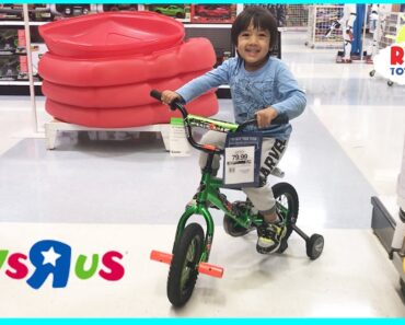 TOY HUNT at TOYS R US Ryan ToysReview! Hot Wheels Thomas & Friends Family Fun Kids Playing Chase