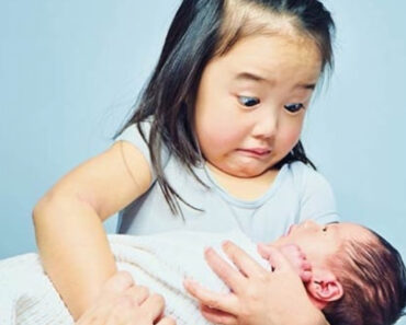 17 amazing images of siblings meeting for the first time