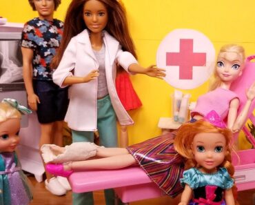 Leg cast is off ! Elsa and Anna toddlers – Barbie is the doctor