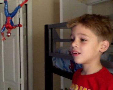 WEB SWINGING SPIDERMAN KID TOY REVIEW