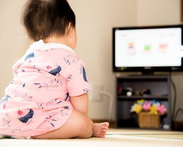  Is It Safe For Babies To Watch TV? Effects And Alternatives