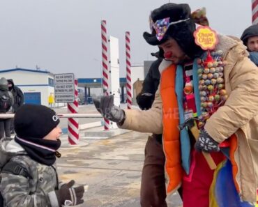 A group of clowns are cheering up Ukrainian kids as they arrive in Moldova